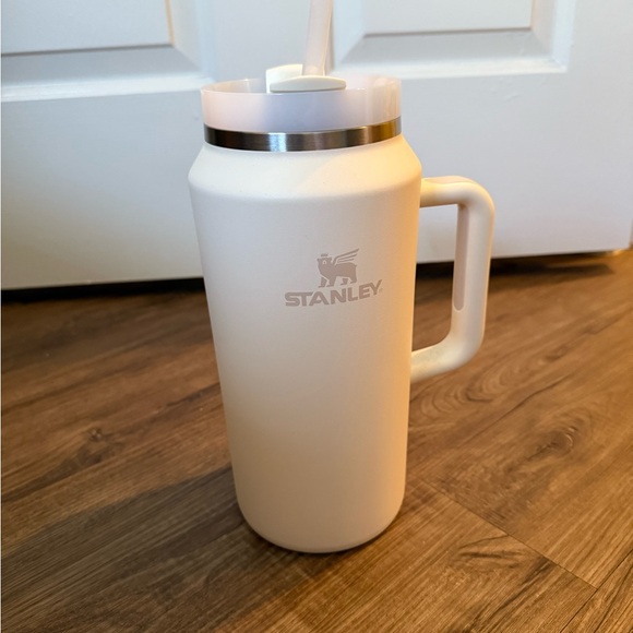 Stanley Cream Water Bottle 64 oz Dining Essential - Picture 3 of 5